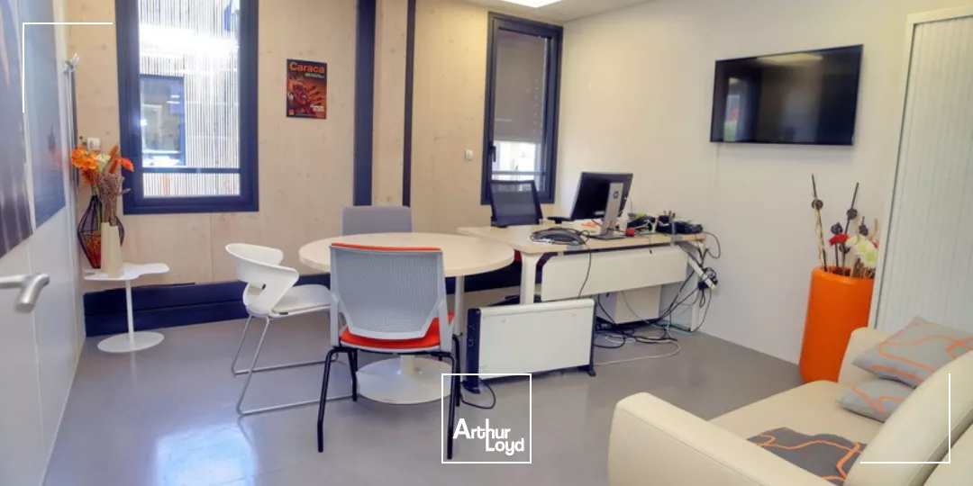 Proche centre d'Aix-en-Provence 527 m² de bureaux à louer, confort du bois, belle visibilité et nombreux emplacements de parkings.