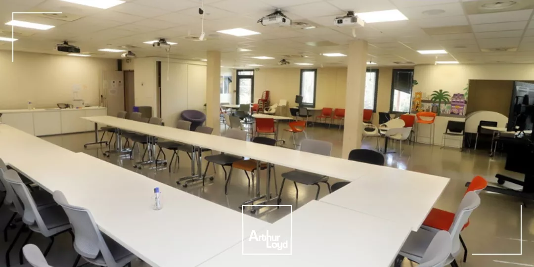 Proche centre d'Aix-en-Provence 527 m² de bureaux à louer, confort du bois, belle visibilité et nombreux emplacements de parkings.